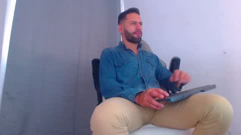 Snapshot of esteban7984068 chatting on 01.06.25 esteban online show from 01.06.25