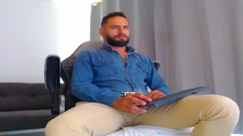 Snapshot of esteban7984068 chatting on 11.13.25 esteban online show from 11.13.25