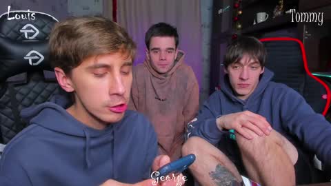 Snapshot of esthetics_boys chatting on 01.05.25 LOUIS online show from 01.05.25