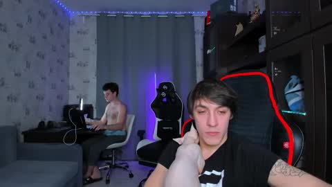 Snapshot of esthetics_boys chatting on 02.23.25 LOUIS online show from 02.23.25