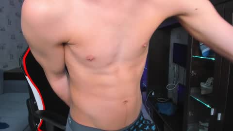 Snapshot of esthetics_boys chatting on 02.26.25 LOUIS online show from 02.26.25