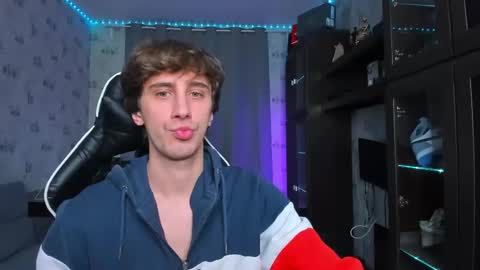 Snapshot of esthetics_boys chatting on 02.26.25 LOUIS online show from 02.26.25