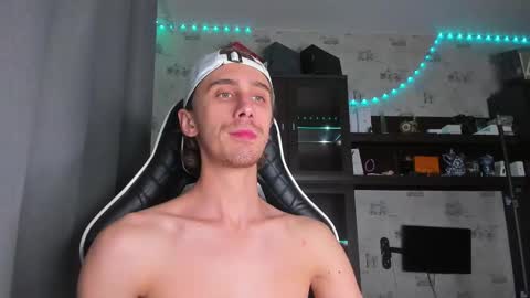 Snapshot of esthetics_boys chatting on 09.26.25 LOUIS online show from 09.26.25