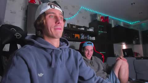 Snapshot of esthetics_boys chatting on 10.04.25 LOUIS online show from 10.04.25