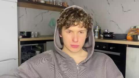 Snapshot of estremecerse chatting on 02.26.26 Alex online show from 02.26.26