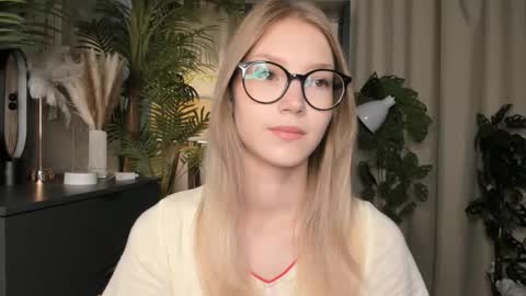 Snapshot of eternity_cuite chatting on 09.28.25 Natalie online show from 09.28.25