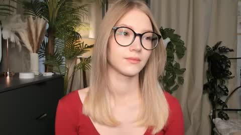 Snapshot of eternity_cuite chatting on 10.12.25 Natalie online show from 10.12.25