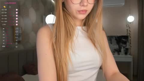 Snapshot of ethalhatchell chatting on 03.03.25 Elsa online show from 03.03.25