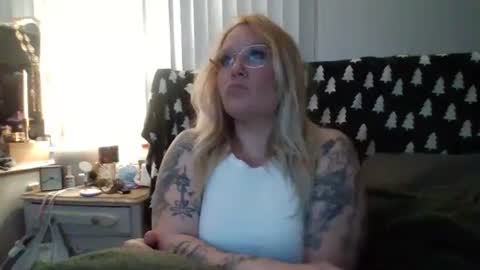 Snapshot of euphoric_desires_pillowtalk chatting on 02.21.25 Hunter and Linzzy online show from 02.21.25