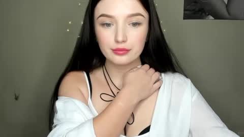 Snapshot of evaamillerr chatting on 12.16.24 Eva online show from 12.16.24