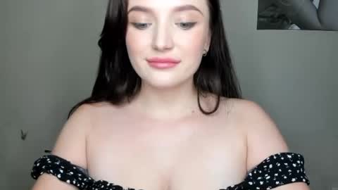 Snapshot of evaamillerr chatting on 12.23.24 Eva online show from 12.23.24