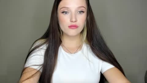 Snapshot of evaamillerr chatting on 09.23.25 Eva online show from 09.23.25