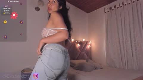 Snapshot of evabardot chatting on 11.11.25 Eva Bardot online show from 11.11.25