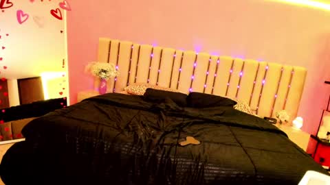 Snapshot of evagomez chatting on 02.17.25 Eva Gomez online show from 02.17.25