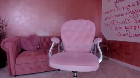 Snapshot of evanew_ chatting on 02.14.25 Eva online show from 02.14.25