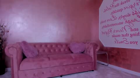 Snapshot of evanew_ chatting on 02.19.25 Eva online show from 02.19.25