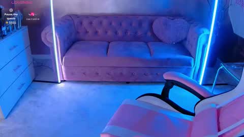 Snapshot of evanew_ chatting on 09.28.25 Eva online show from 09.28.25