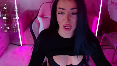 Snapshot of evanew_ chatting on 10.15.25 Eva online show from 10.15.25