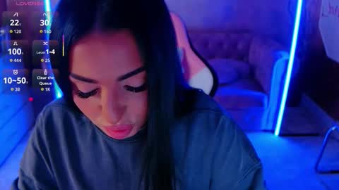 Snapshot of evanew_ chatting on 10.23.25 Eva online show from 10.23.25