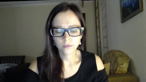Snapshot of evangeline06 chatting on 10.08.25 YourMistress online show from 10.08.25