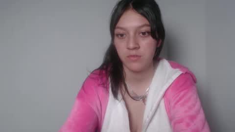 Snapshot of evangeline_petite chatting on 10.07.25 eva online show from 10.07.25