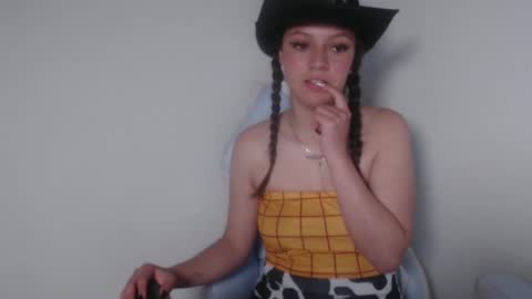 Snapshot of evangeline_petite chatting on 10.10.25 eva online show from 10.10.25