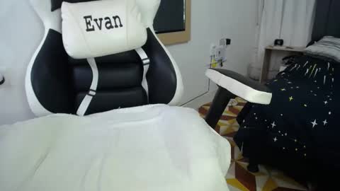 Snapshot of evans_king chatting on 12.09.24 Evan online show from 12.09.24