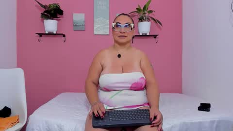 Snapshot of evapalmer_1 chatting on 09.24.25 evapalmer_1 online show from 09.24.25