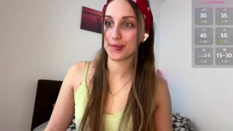 Snapshot of evarenard_ chatting on 04.25.26 evarenard_ online show from 04.25.26