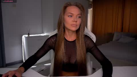 Snapshot of evelina_fox chatting on 06.10.26 Evelina online show from 06.10.26