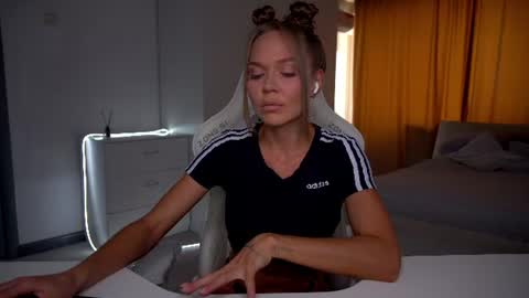 Snapshot of evelina_fox chatting on 06.12.26 Evelina online show from 06.12.26