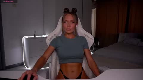 Snapshot of evelina_fox chatting on 06.18.26 Evelina online show from 06.18.26