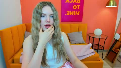 Snapshot of evelineamore chatting on 05.18.26 Eveline online show from 05.18.26