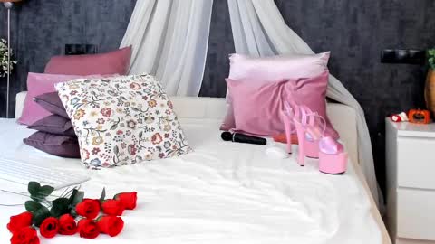 evellynereys online show from 02.13.25