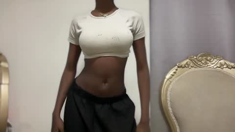 Snapshot of evelyn_jhonson3 chatting on 01.23.25 E V E L Y N online show from 01.23.25