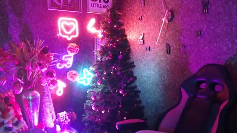 Snapshot of evelynagrey chatting on 12.19.24 EvelynaGrey online show from 12.19.24