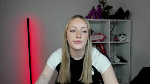 Snapshot of evelynblond chatting on 04.21.26 evelynblond online show from 04.21.26