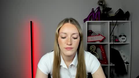 Snapshot of evelynblond chatting on 04.23.26 evelynblond online show from 04.23.26