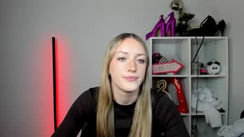 Snapshot of evelynblond chatting on 04.24.26 evelynblond online show from 04.24.26