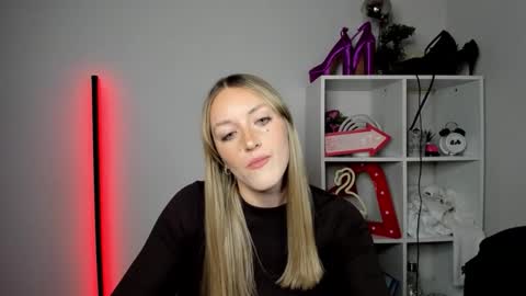 Snapshot of evelynblond chatting on 04.29.26 evelynblond online show from 04.29.26