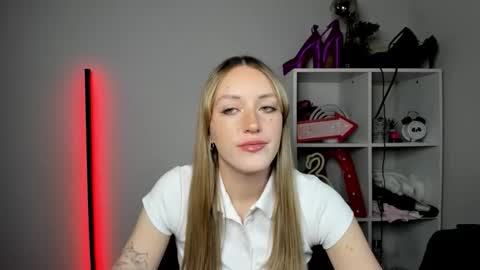 Snapshot of evelynblond chatting on 04.30.26 evelynblond online show from 04.30.26