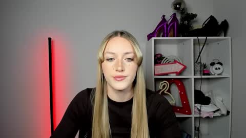 Snapshot of evelynblond chatting on 05.05.26 evelynblond online show from 05.05.26