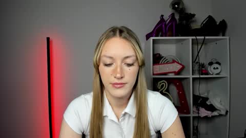 Snapshot of evelynblond chatting on 05.06.26 evelynblond online show from 05.06.26