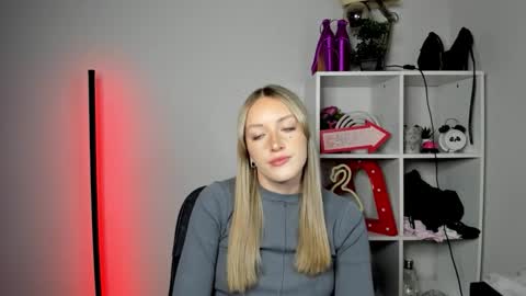 Snapshot of evelynblond chatting on 05.11.26 evelynblond online show from 05.11.26