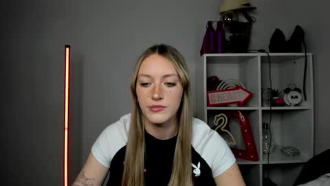 Snapshot of evelynblond chatting on 05.13.26 evelynblond online show from 05.13.26