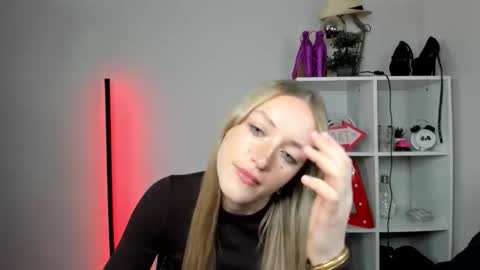 Snapshot of evelynblond chatting on 05.14.26 evelynblond online show from 05.14.26