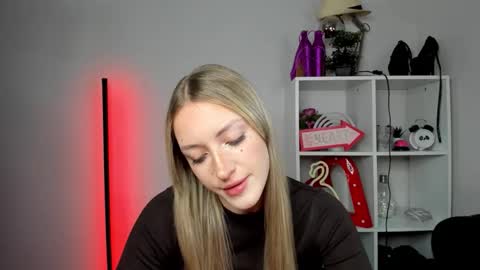 Snapshot of evelynblond chatting on 05.15.26 evelynblond online show from 05.15.26