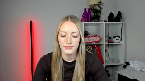 Snapshot of evelynblond chatting on 05.18.26 evelynblond online show from 05.18.26