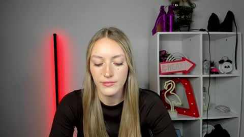 Snapshot of evelynblond chatting on 05.19.26 evelynblond online show from 05.19.26