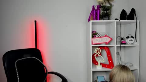 Snapshot of evelynblond chatting on 05.20.26 evelynblond online show from 05.20.26